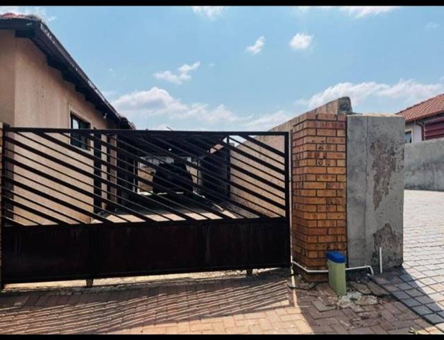 4 BEDROOM HOUSE FOR SALE IN CLAYVILLE INDUSTRIA